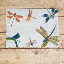 8003SUM-LD-Linoroom-placemat-lakeside-dragonflies-WEB-LR4