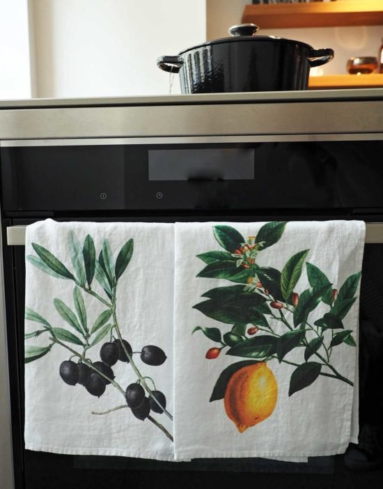 https://linoroom.com/wp-content/uploads/2019/09/lemon-and-olive-kitchen-towels-2-550x702.jpg