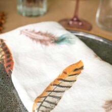 3002SU-FEOF-Linoroom-Napkins-feathers-Vertical-LR6
