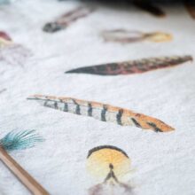 8002SUR-FEOF-Linoroom-Table-Runner-Feathers-Vertical-LR2