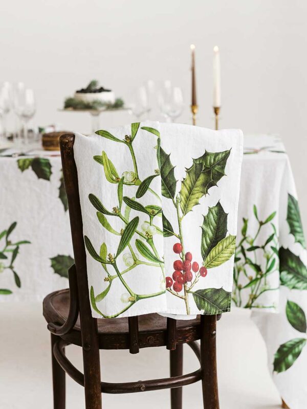 6001M-HMW-Linoroom-Kitchen-Towels-Holly-and-Misletoe-Vertical-LR2