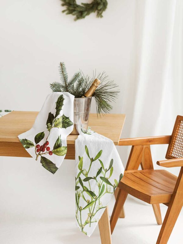 6001M-HMW-Linoroom-Kitchen-Towels-Holly-and-Misletoe-Vertical-LR4