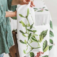 6001M-HMW-Linoroom-Kitchen-Towels-Holly-and-Misletoe-Vertical-LR7