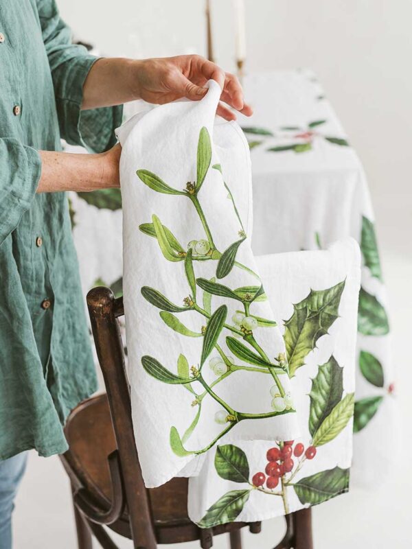 6001M-HMW-Linoroom-Kitchen-Towels-Holly-and-Misletoe-Vertical-LR7