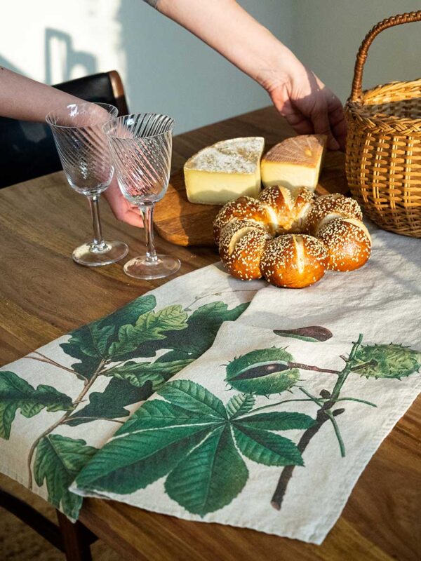 6001M-TOH-Linoroom-Kitchen-Towels-Oak-and-Chestnut-Vertical-LR3