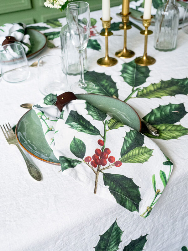 3002SU-HMW-Linoroom-Napkins-Holly-and-Misletoe-Vertical-LR2