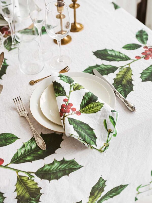 3002SU-HMW-Linoroom-Napkins-Holly-and-Misletoe-Vertical-LR3
