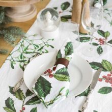 3002SU-HMW-Linoroom-Napkins-Holly-and-Misletoe-Vertical-LR4