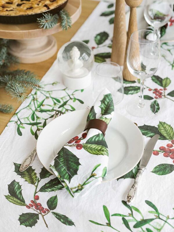 3002SU-HMW-Linoroom-Napkins-Holly-and-Misletoe-Vertical-LR4