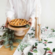 3002SU-HMW-Linoroom-Napkins-Holly-and-Misletoe-Vertical-LR5