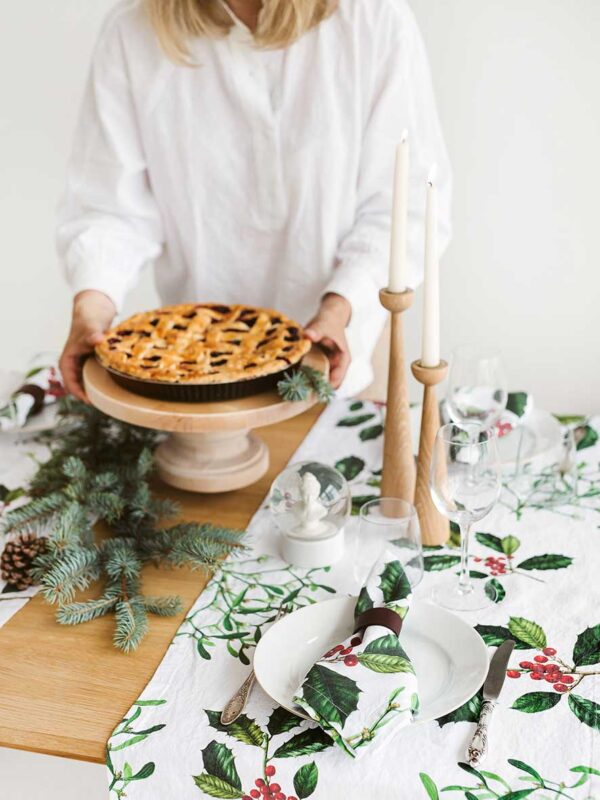 3002SU-HMW-Linoroom-Napkins-Holly-and-Misletoe-Vertical-LR5