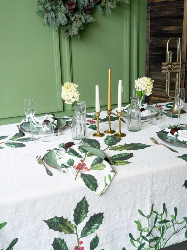4006S-HMW-Linoroom-Tablecloth-Holly-and-Misletoe-Vertical-LR1