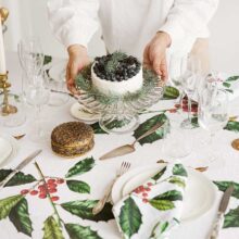 4006S-HMW-Linoroom-Tablecloth-Holly-and-Misletoe-Vertical-LR10