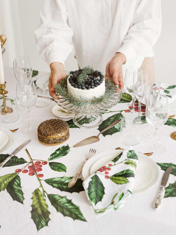 4006S-HMW-Linoroom-Tablecloth-Holly-and-Misletoe-Vertical-LR10