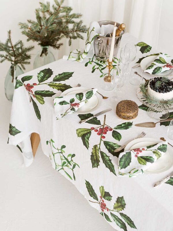 4006S-HMW-Linoroom-Tablecloth-Holly-and-Misletoe-Vertical-LR11
