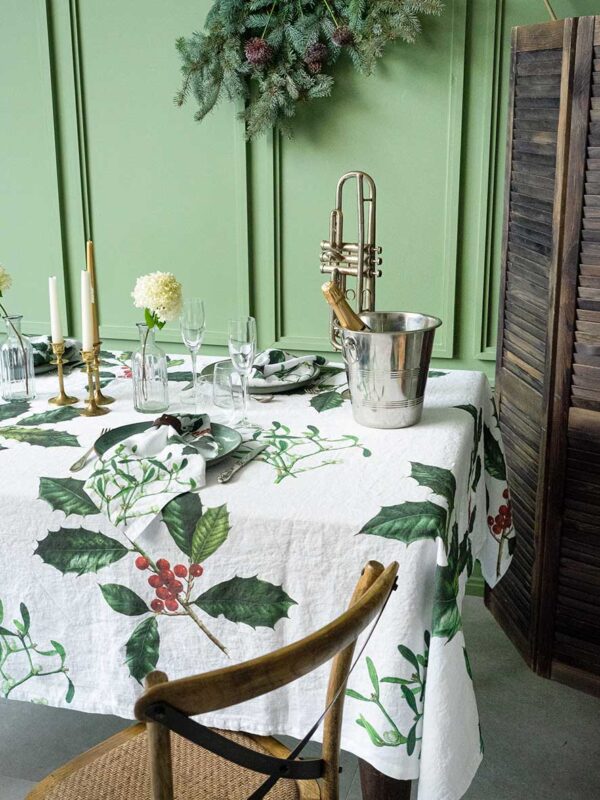 4006S-HMW-Linoroom-Tablecloth-Holly-and-Misletoe-Vertical-LR2