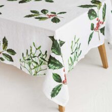 4006S-HMW-Linoroom-Tablecloth-Holly-and-Misletoe-Vertical-LR7