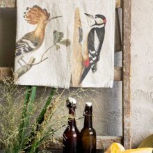 6001M-WH-Linoroom-Kitchen-Towels-Woodpecker-and-Hoopoe-Vertical-LR5