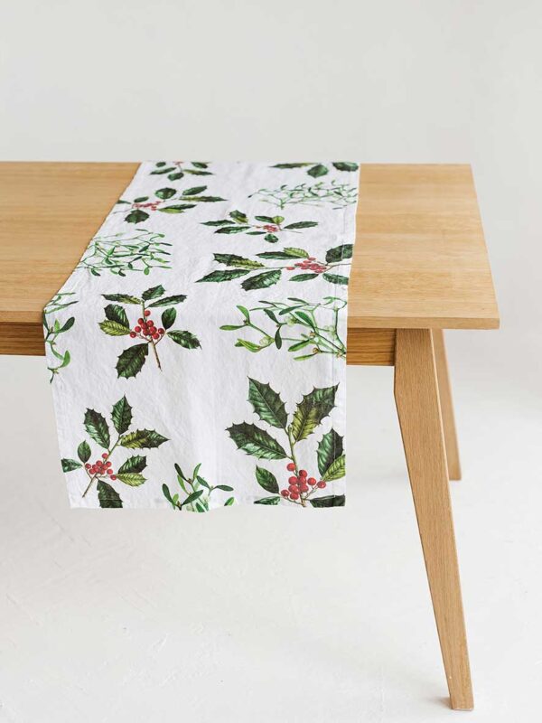 8002SUR-HMW-Linoroom-Table-Runner-Holly-and-Misletoe-Vertical-LR12