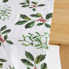 8002SUR-HMW-Linoroom-Table-Runner-Holly-and-Misletoe-Vertical-LR13