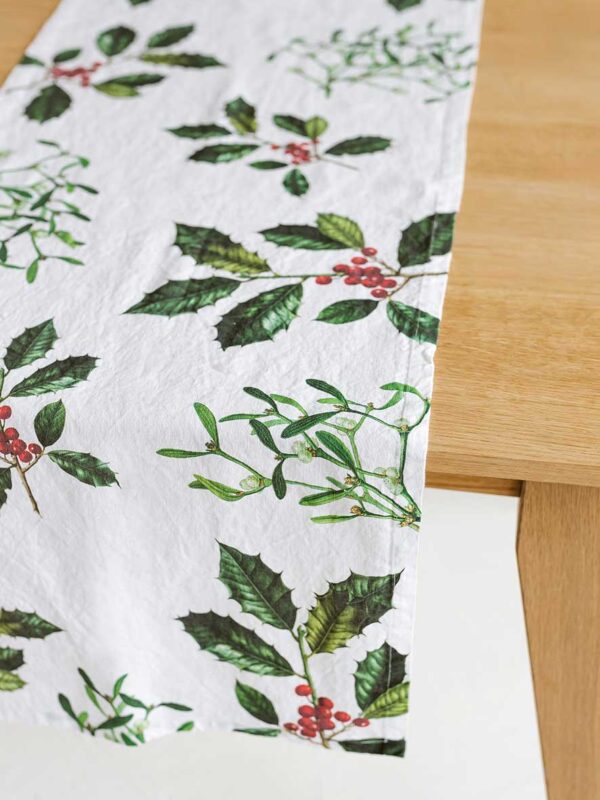 8002SUR-HMW-Linoroom-Table-Runner-Holly-and-Misletoe-Vertical-LR13
