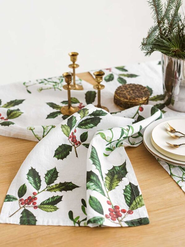 8002SUR-HMW-Linoroom-Table-Runner-Holly-and-Misletoe-Vertical-LR14