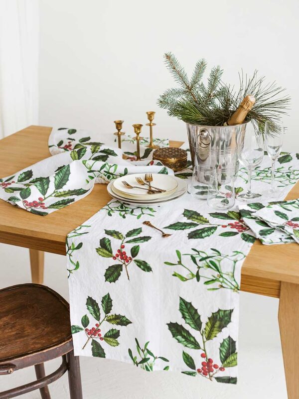 8002SUR-HMW-Linoroom-Table-Runner-Holly-and-Misletoe-Vertical-LR4