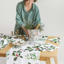 8002SUR-HMW-Linoroom-Table-Runner-Holly-and-Misletoe-Vertical-LR5