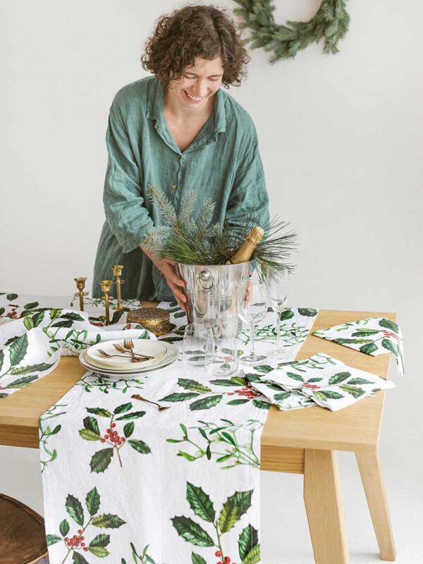8002SUR-HMW-Linoroom-Table-Runner-Holly-and-Misletoe-Vertical-LR5