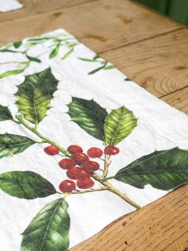 8003SUM-HMW-Linoroom-placemats-Holly-and-Mistletoe-Vertical-LR4