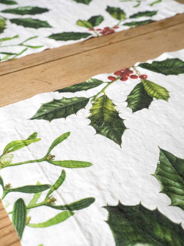 8003SUM-HMW-Linoroom-placemats-Holly-and-Mistletoe-Vertical-LR5