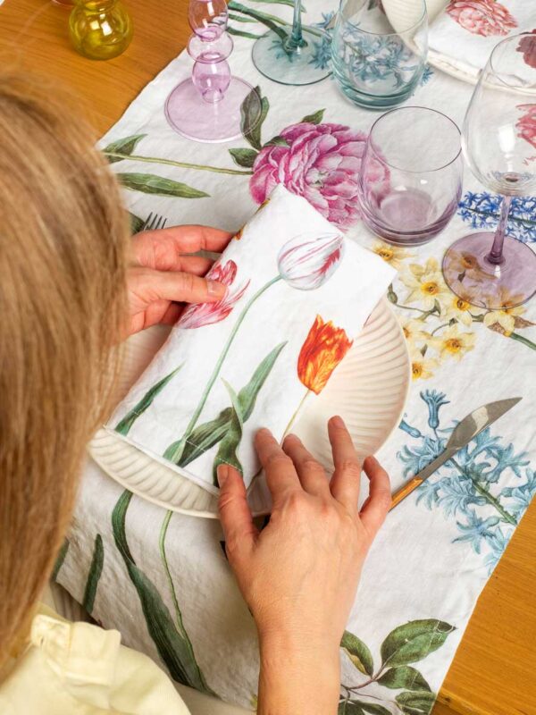 3002SU-EFP6W-Linoroom-Napkins-Early-Flowers-Vertical-LR4