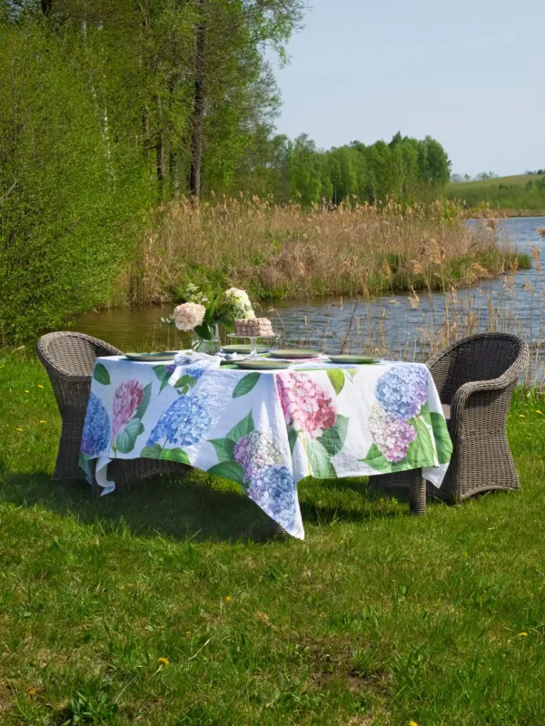 4006S-HNW Linoroom Tablecloth Hydrangea White LR WEB 2