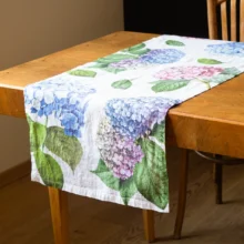 8002SUR-HNW Linoroom Tablerunner Hydrangea White LR WEB 1