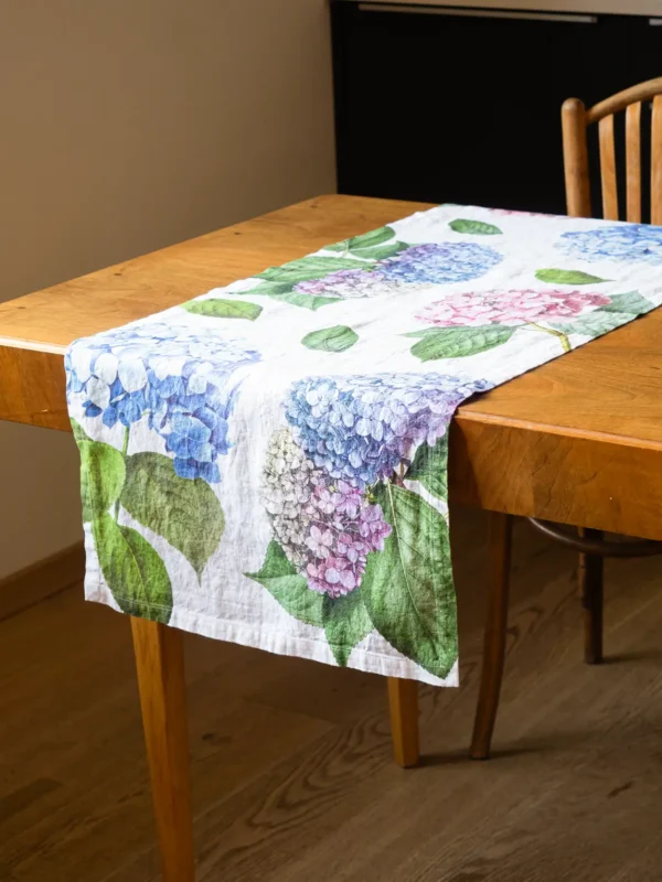 8002SUR-HNW Linoroom Tablerunner Hydrangea White LR WEB 1