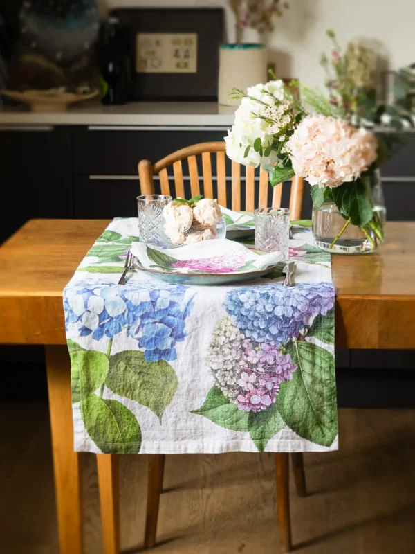 8002SUR-HNW Linoroom Tablerunner Hydrangea White LR WEB 4 Hydrangeas linen table runner by Linoroom