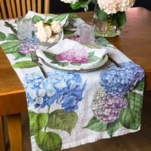 8002SUR-HNW Linoroom Tablerunner Hydrangea White LR WEB 6