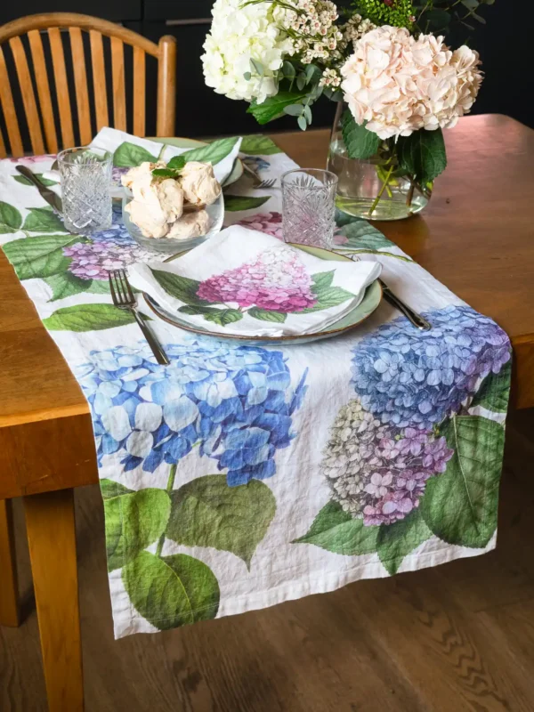 8002SUR-HNW Linoroom Tablerunner Hydrangea White LR WEB 6