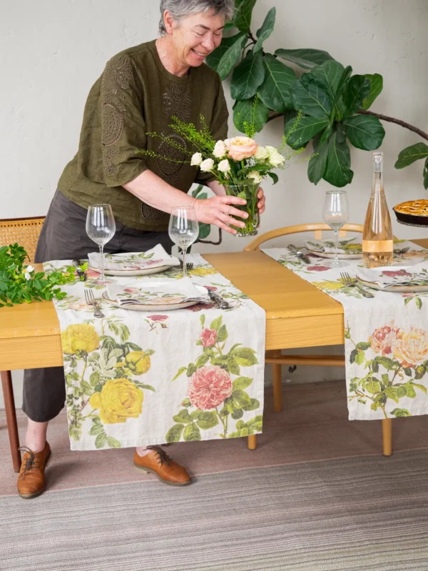 8002SUR-RS Linoroom Table Runner Roses WEB 24